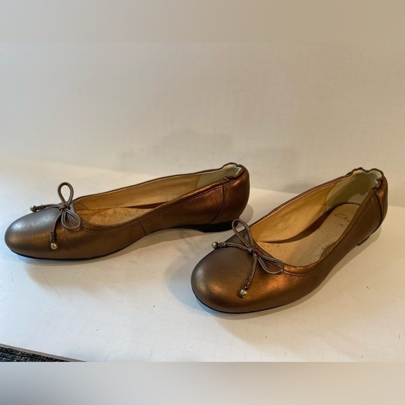 Clarks~Metallic Bronze Leather Slip-On Ballet Flat~Bow Detail~Round Tie~Size 9.5 - Picture 3 of 15